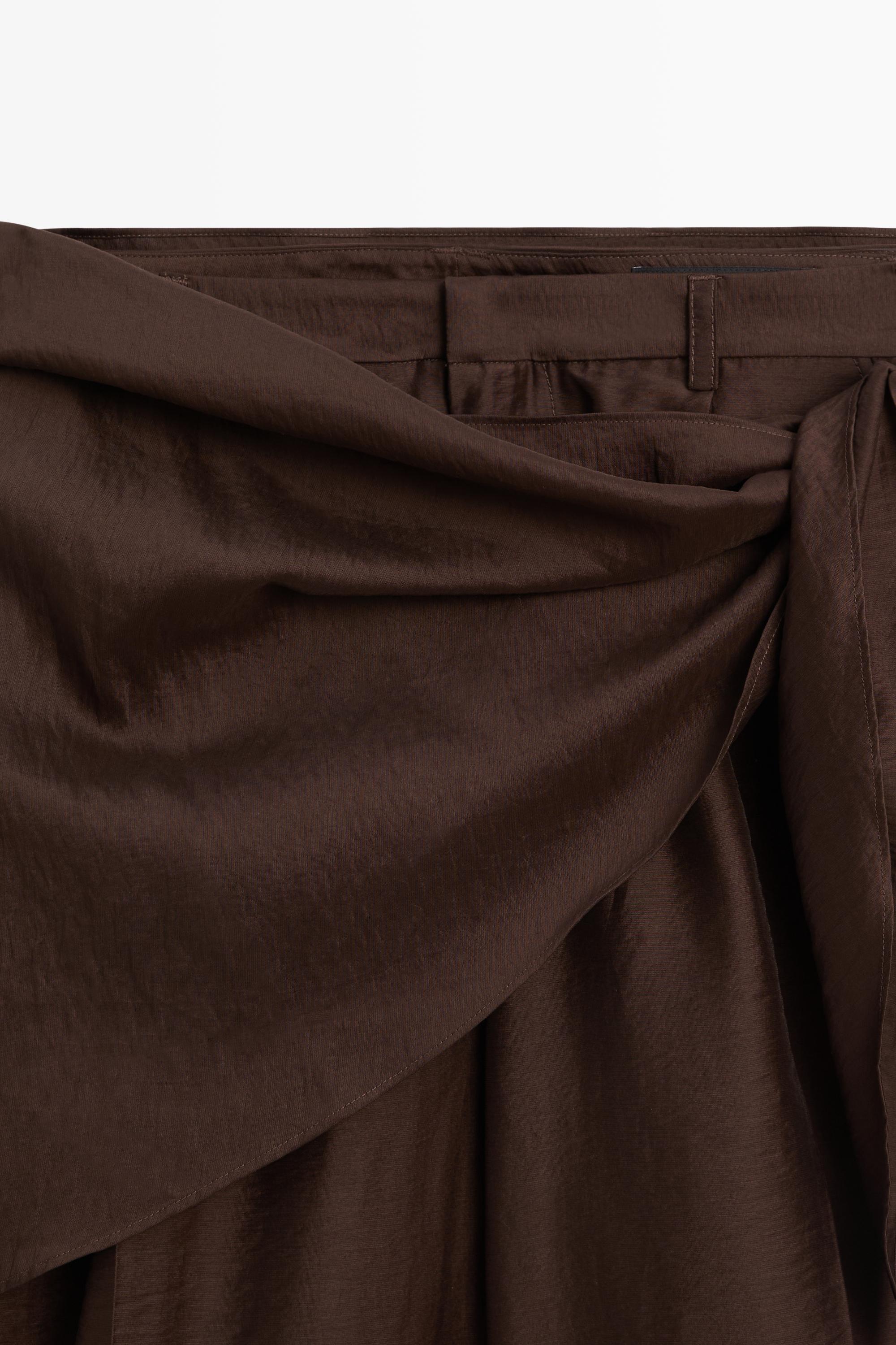 Long flowing Bermuda shorts with scarf detail